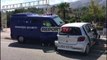 ReportTV -Dy automjete përplasen në Gjirokastër, njëra nga makinat përfundon në bordurën e rrugës
