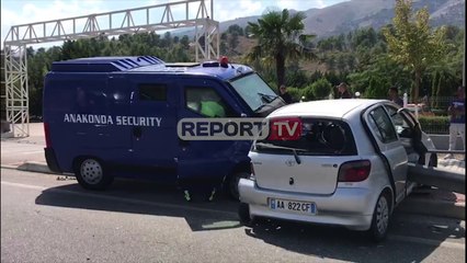 ReportTV -Dy automjete përplasen në Gjirokastër, njëra nga makinat përfundon në bordurën e rrugës