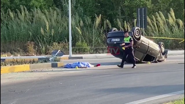 Aksident i rëndë në Nartë të Vlorës, pamjet e makinës të kthyer përmbys, ndërron jetë një vajzë
