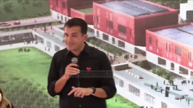 Këtë vit del në pension, Veliaj surprizon drejtorin e shkollës “Konferenca Pezës”