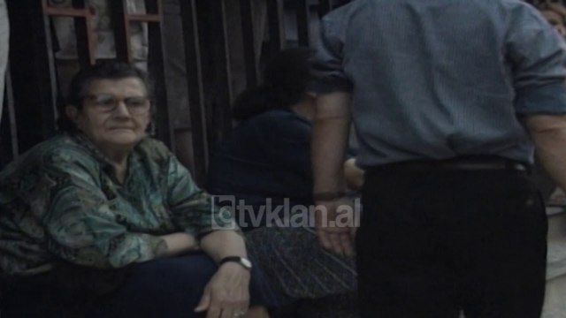 Radhe ne qendrat e votimit ne Tirane - (1 Tetor 2000)