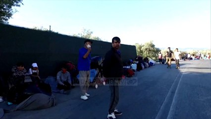 Shkrumbohet kampi i refugjatëve/ Greqia po përpiqet t’i gjejë strehim mijëra emigrantëve