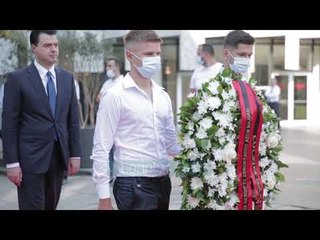 22 vjet nga “vrasja e shekullit”/ Homazhe tek memoriali i Azem Hajdarit - News, Lajme - Vizion Plus
