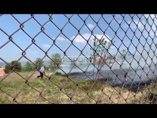 Report TV -Dy zjarre në Krujë, zjarrfikësja ndërhyn me pompa krahu dhe ndihmohet nga banoret