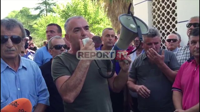 Protesta në Ballsh, naftëtarët: Nuk kemi punë me policinë, duam të rinisim punë