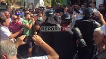 Report TV - Protesta e naftëtarëve të Ballshit, mbërrin FNSh, shpërndan turmën