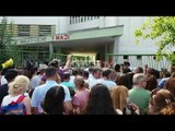 Tiranë, 'çmenduri' te shkolla '1 Maji..prindër e fëmijë të grumbulluar sikur të mos ekzistonte COVID