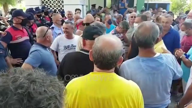 Ora News - “Kërcen prifti nga belaja”, naftëtarët me halle shumë ja marrin këngës