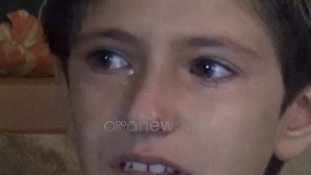 Ora News - Elbasan: Denisa qan, humbi ditën e parë të shkollës për shkak të varfërisë