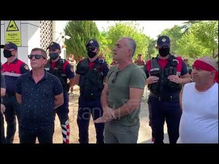 NAFTËTARET PËRPLASEN ME FNSH, TENTOJNË TË HYJNË NË UZINË - News, Lajme - Kanali 7