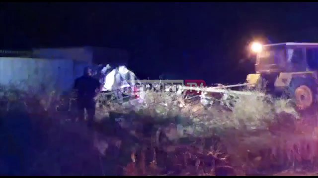 Aksident në Vlorë, makina batohet në rrugë/ Humb jetën një person, zjarrfikësja nxjerr trupin