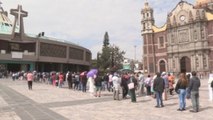 Mexicanos hacen fila en la Basílica de Guadalupe antes del cierre por la pandemia