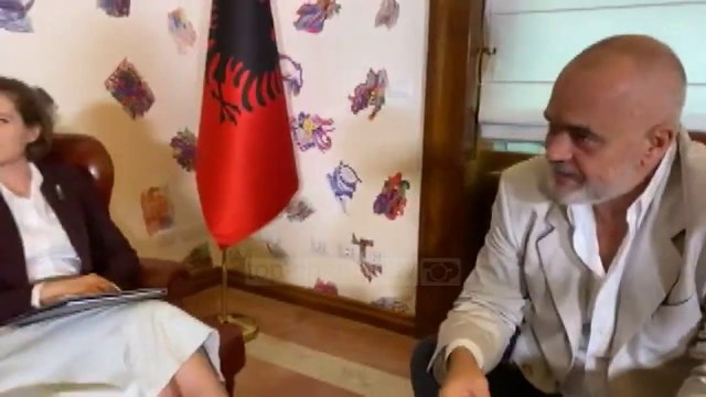Evis Kushi ministre e re e Arsimit/ Rama zyrtarizon largimin e Besa Shahinit nga qeveria