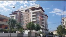 Report TV -Nuk dinë nëse do shembet apo rikonstruktohet, banorët protestë përpara Bashkisë Durrës