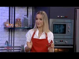 Spikerja e lajmeve Anjola Hamzaj gatuan lazanja ne Arome Dreke