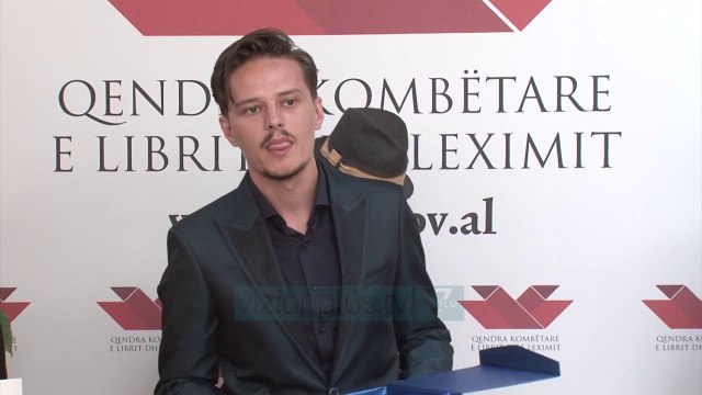 Ndahen cmimet per shkrimtaret e rinj - News, Lajme - Vizion Plus