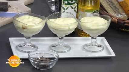 Ëmbëlsirë me krem dhe sfoljatë në gotë nga zonja Vjollca