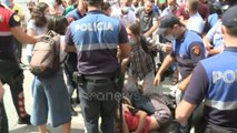 Ora News - Protesta para ministrisë së Energjetikës, momenti kur polici tërheq zvarrë naftëtarin