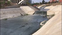 Ora News - Fier: Derdhja e mbetjeve hidrokarbure ndot sërish lumin Gjanica