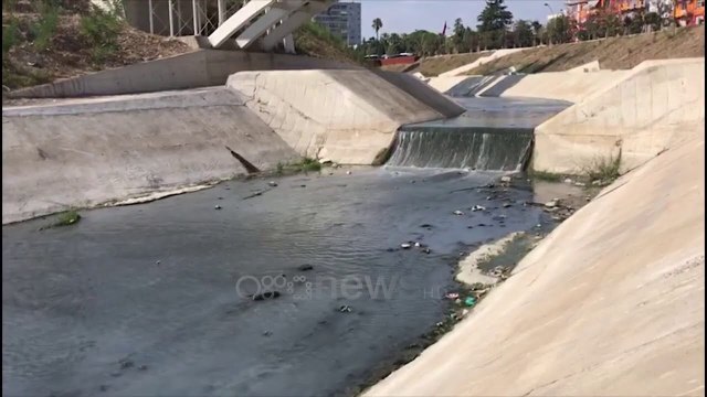 Ora News - Fier: Derdhja e mbetjeve hidrokarbure ndot sërish lumin Gjanica