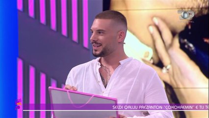 Seldi kokë e këmbë në dashuri, i këndon live të dashurës