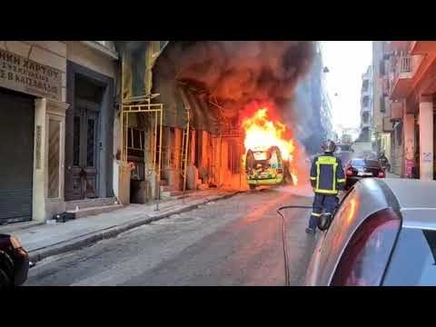 Pamjet e frikshme/ Makinës i vihet flaka me benzinë në qendër të Athinës