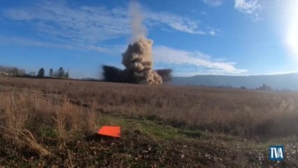 Espectacular secuencia de la voladura de una chimenea industrial en Alabama