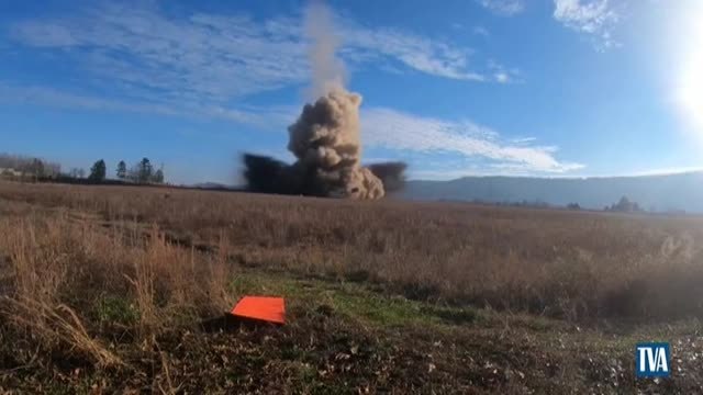 Espectacular secuencia de la voladura de una chimenea industrial en Alabama