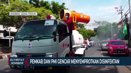 Pemkab dan PMI Gencar Menyemprotkan Disinfektan Massal