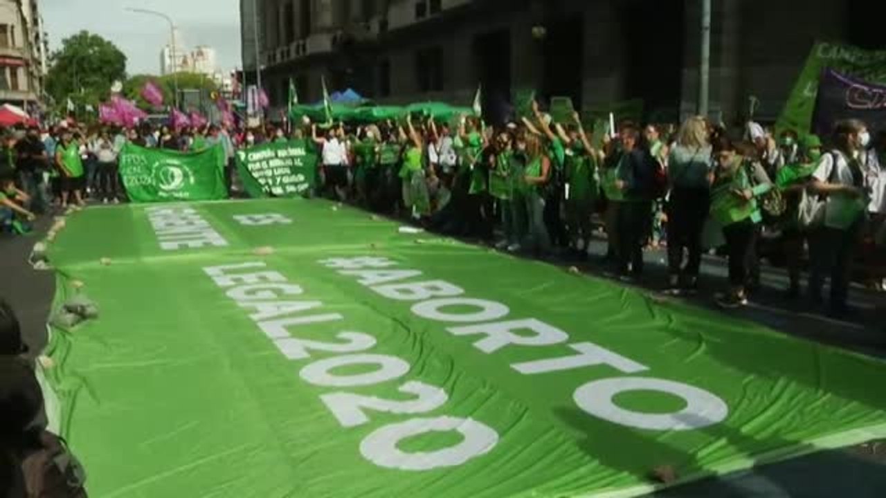 Miles de mujeres exigen en Argentina que se regule por plazos el aborto
