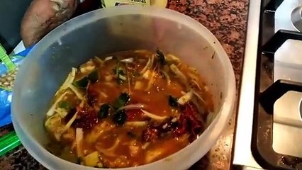 Alitas adobadas en salsa.