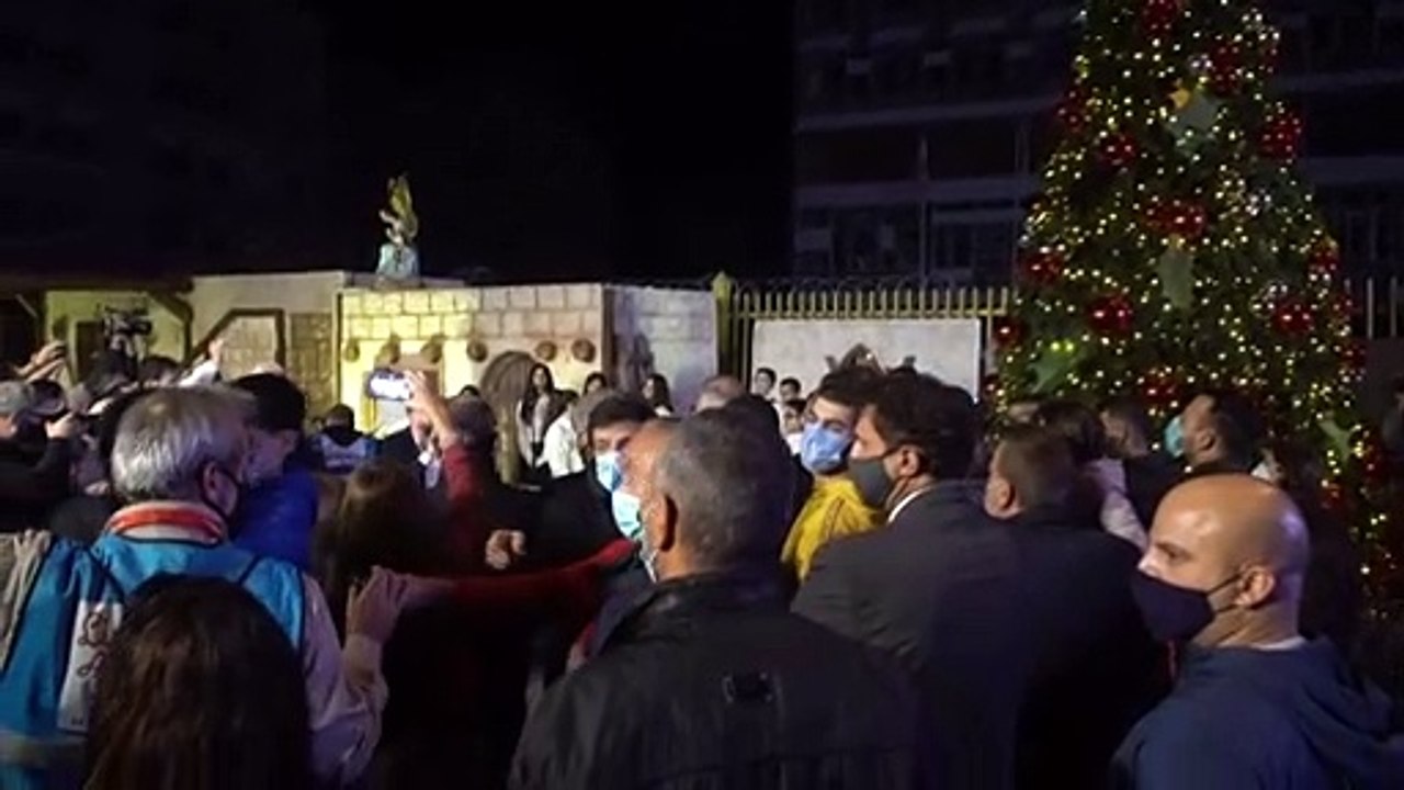 إضاءة شجرة الميلاد في منطقة الأشرفية في بيروت المتضررة بشدة إثر انفجار المرفأ