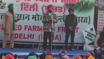 Video herunterladen: Diljit Dosanjh addresses protesting farmers at Singhu Border