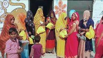 ग्राम करवाबुजुर्ग में समूह की महिलाएं व समूह सखी ने आंगनवाड़ी की सहायता से राशन वितरित किया