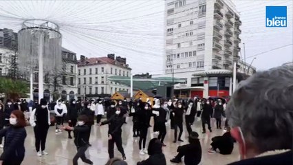 Manifestation des écoles de danse à Pau