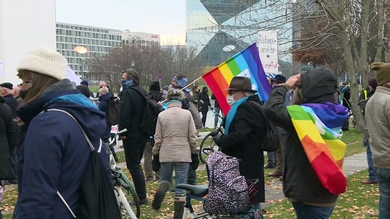 Demo gegen Aufrüstung: Menschenkette um den Bundestag