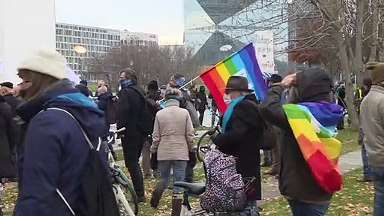 Demo gegen Aufrüstung: Menschenkette um den Bundestag
