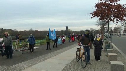 Berlin : chaîne humaine autour du Bundestag contre l’armement