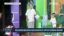 Relawan Bagikan Nasi Bungkus Untuk Korban Banjir