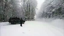 Agentes de la Guardia Civil vigilan carreteras nevadas de Navarra