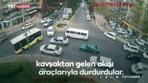 Halk otobüsü şoförü ambulans için yolu kapattı