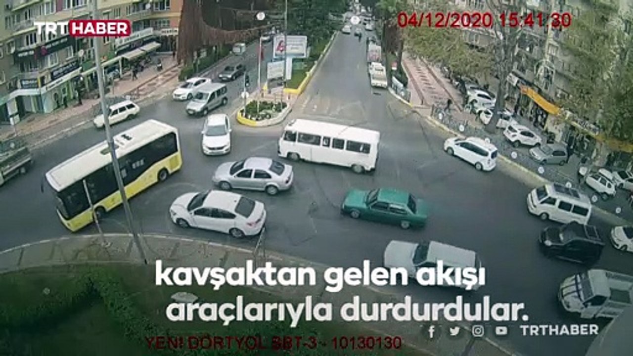 Halk otobüsü şoförü ambulans için yolu kapattı