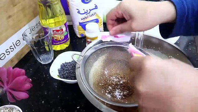 مطبخ ام وليد كيكة شوكولا حجم عائلي ، خفيفة ريشة مع صوص زادلها بنة على بنة . - YouTube