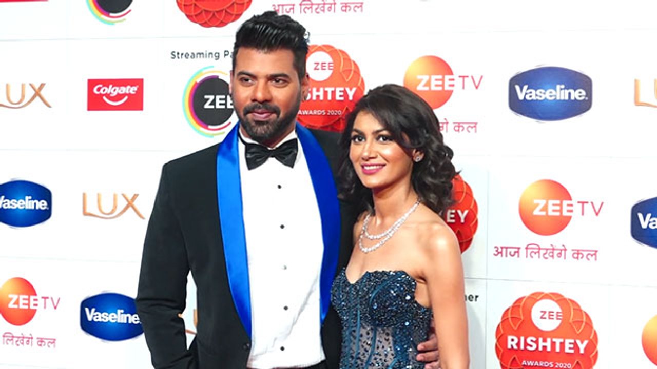 Zee Rishtey Awards 2020:Sriti Jha और Shabir Ahluwalia कुछ इस तरह पहुंचे अवॉर्ड शो पर | FilmiBeat