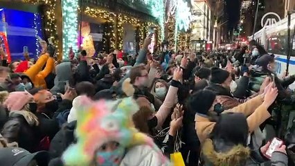 New York'ta Noel ağacını görüntülemek için sosyal mesafeyi hiçe saydılar