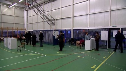 Les Roumains votent en pleine pandémie : les pro-européens favoris