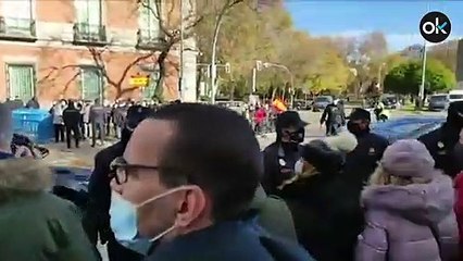 Sánchez sale abucheado y entre gritos de traidor del acto por el Día de la Constitución