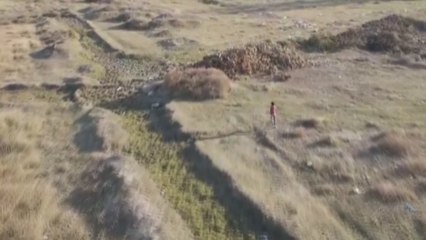 İlk defa gördüğü drondan kaçtı