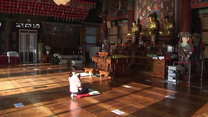 텅 빈 대웅전·예배는 온라인으로..."주말에도 외출 꺼려져" / YTN