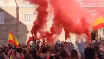 Unos 150 antifascistas aguardan ante la plaza Sant Jaume, donde la ultraderecha celebra un acto